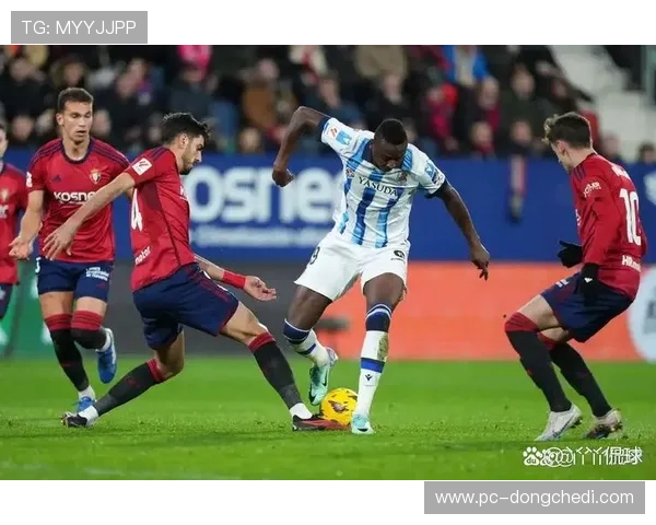 奥萨苏纳vs皇家社会现诡异乌龙,皮球击中门将反弹入网