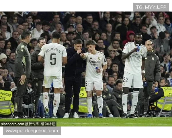 巴黎对阵马赛国家德比,王子公园球场球迷营造震撼氛围 巴黎对阵马赛国家德比,王子公园球场球迷营造震撼氛围